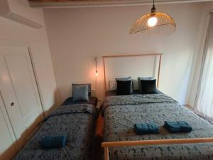 1 Schlafzimmer mit 2 Betten und blauen Kissen in der Unterkunft Private rooms in Gothic in Barcelona