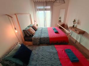 1 Schlafzimmer mit 2 Betten und einem Spiegel in der Unterkunft Private rooms in Gothic in Barcelona