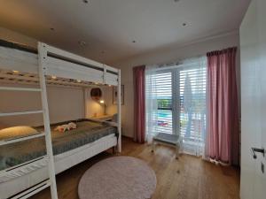 1 dormitorio con 2 literas y ventana en Gästezimmer in den Weinbergen - exquisit und ruhig - mit Self-Check-in en Sankt Stefan ob Stainz