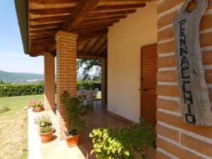 una vista exterior de una casa con una puerta y plantas en SCAPPO IN UMBRIA, il Pennacchio, en Penna in Teverina