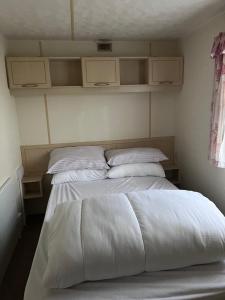 Postel nebo postele na pokoji v ubytování S422 Golden Palm 8 Berth Caravan