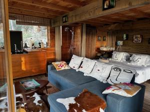 a living room with a blue couch and white pillows at logement entier atypique à Cassis in Cassis