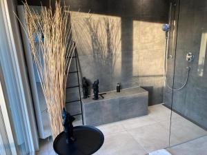 Koupelna v ubytování Modernes Penthouse-Loft mit KONUSKarte für kostenfreien ÖPNV + 42 fotografií