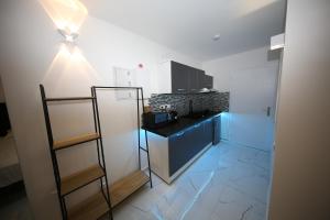 una cocina con encimera negra y encimera en Studio Indecent, en Cap d'Agde