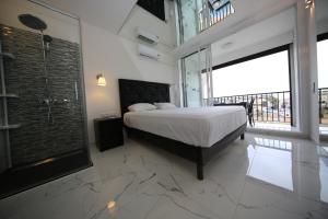 1 dormitorio con cama y ventana grande en Studio Indecent, en Cap d'Agde