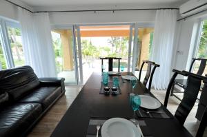 象島的住宿－白龍海景別墅，客厅配有黑色沙发和桌子