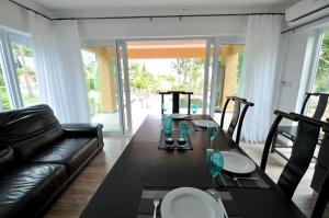 Posezení v ubytování White Dragon Sea View Villa