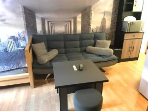 ein Wohnzimmer mit einem Sofa und einem Tisch in der Unterkunft Monteur &,Geschäftsreisen Stay in Günsterode