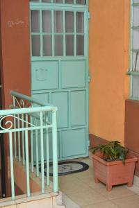 niebieskie drzwi przed budynkiem w obiekcie Nomads Luxurious Homes w mieście Nairobi