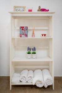 a shelf filled with towels in a room at Suite "Castello" del Garda - APT per coppie Garda in Desenzano del Garda