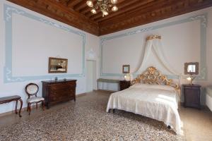 a bedroom with a bed and a wooden ceiling at LUXURY APARTMENT PESARO PAPAFAVA in Venice