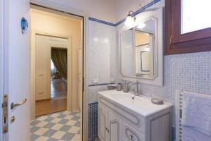 a bathroom with a sink and a mirror at LUXURY APARTMENT PESARO PAPAFAVA in Venice