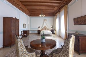 a room with a table and chairs and a bed at LUXURY APARTMENT PESARO PAPAFAVA in Venice +25 photos