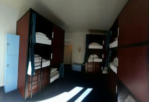 Habitación con 2 literas en una habitación en Hostel Toulouse Wilson en Toulouse