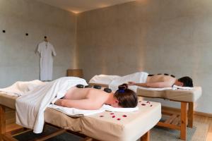 zwei Frauen in Betten in einem Zimmer in der Unterkunft The Terraces Resort and Spa in Bhaktapur