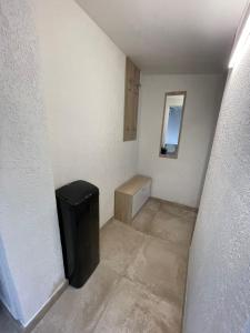 Habitación pequeña con cubo de basura en una habitación en Pt'i Cosy Cabestany - rénovée - La mer à 10 min, en Cabestany