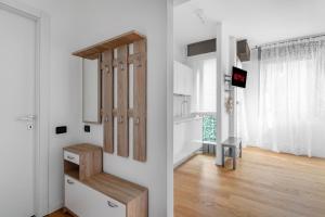 una camera con pareti bianche e una cucina con porta di Casa da Suite Compatta a Milano