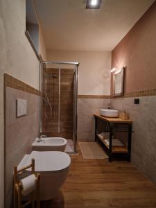 y baño con aseo, lavabo y ducha. en Appartamenti il Bersaio Alloggio 2, en Sambuco