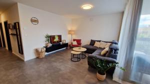 Posedenie v ubytovaní Hillshome - 84m2 moderný byt s terasou aj saunou