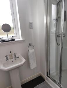 a bathroom with a sink and a shower at B&B At Forty Three in Vatsker