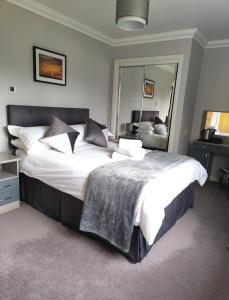 a bedroom with a large bed and a large mirror at B&B At Forty Three in Vatsker