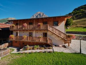 una casa con un balcón con flores. en Appartamenti il Bersaio Alloggio 2, en Sambuco