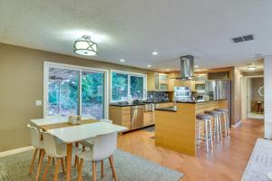 eine Küche und ein Esszimmer mit einem Tisch und Stühlen in der Unterkunft Lake Oswego Home with Covered Patio Near Portland! in Lake Oswego