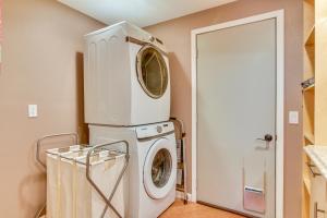 Φωτογραφία από το άλμπουμ του Lake Oswego Home with Covered Patio Near Portland! σε Lake Oswego