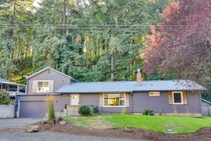 una pequeña casa con garaje frente a un bosque en Lake Oswego Home with Covered Patio Near Portland!, en Lake Oswego