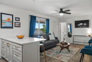 ein Wohnzimmer mit einem Sofa und einem Tisch in der Unterkunft Alhonna Resort in Lake Ozark