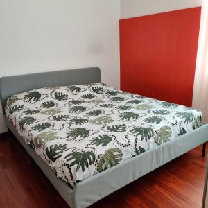 een bed in een kamer met een witte en groene deken bij Elegante appartamento trilocale in Milaan