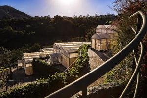 uma vista de uma casa a partir de uma cerca em Unique Garden em Mairiporã