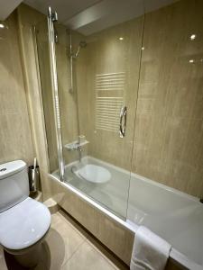 Ett badrum på Hotel Micolau