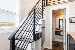 Kjøkken eller kjøkkenkrok på Jasper tiny home with private hottub