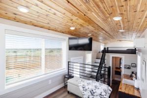 En TV eller et underholdningssystem på Jasper tiny home with private hottub