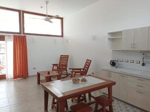 kuchnia ze stołem i krzesłami w pokoju w obiekcie Morona Flats & Pool - 70 m2 w mieście Iquitos