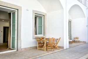 een patio met een tafel en stoelen op een huis bij Dolce Faro Niente Apartment in Faro