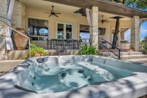 Πισίνα στο ή κοντά στο Waterfront Home with Boat Slip, Spacious Outdoor Patio and a Fenced Yard