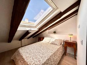 1 dormitorio con cama y ventana grande en Malasaña Sky, en Madrid