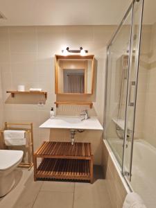 y baño con lavabo y ducha. en Apartamento nuevo en Sant Antoni de Calonge en Calonge