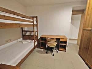 1 dormitorio con 2 literas y escritorio en Apartamento nuevo en Sant Antoni de Calonge en Calonge