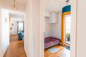 un pasillo con una puerta que conduce a una sala de estar en Apartament Chmielna Gold en Cracovia
