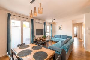 - un salon avec un canapé et une table dans l'établissement Apartament Chmielna Gold, à Cracovie