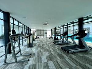- une salle de sport avec des tapis de course et des machines dans un bâtiment dans l'établissement Room Seventeen Trefoil Setia Alam, à Shah Alam
