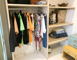 un vestidor lleno de mucha ropa en Beautiful and cozy apartment en Villeta