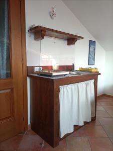 cocina con fregadero y encimera en Il Faggio, en Villar San Costanzo