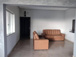 sala de estar con sofá y silla en Rancho Pôr do Sol, en Piauí