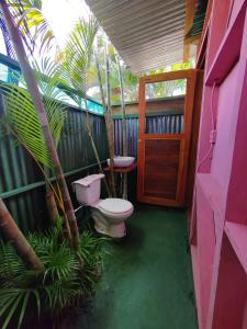 a bathroom with a toilet and a sink at Finca La Puesta del Sol - Miramar de Sierpe in Sierpe