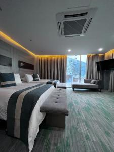 Macuto的住宿－Hotel Vip La Guaira，一间大卧室,配有一张大床和一张沙发
