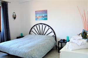 um quarto com uma cama e uma fotografia na parede em Casa Serendipity Sabaudia em Sabaudia